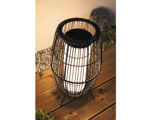 Dekorativ pilkorglykta för utomhusbruk på en träterrass