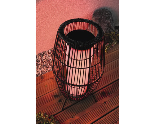 Dekorativ trädgårdslampa med LED-belysning av rotting på en träaltan