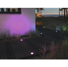 Terrass med färgade infällda markspotlights, utomhusområde på natten