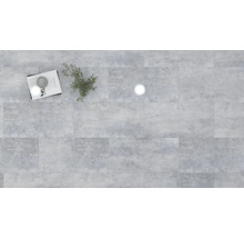 Klinkergolv med växt, tidning och glas