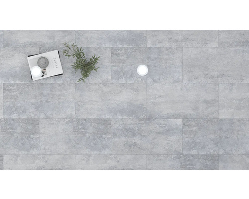 Klinkergolv med växt, tidning och glas