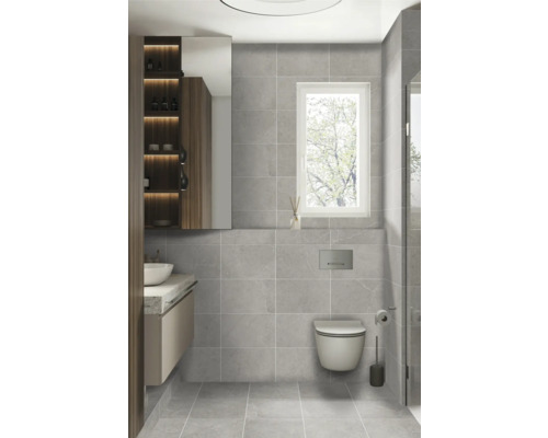 Modernt badrum med handfat, spegelskåp, toalett och gråa kakelplattor