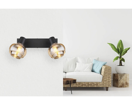 Vägglampa med två lampor av metall och glas i vardagsrummet