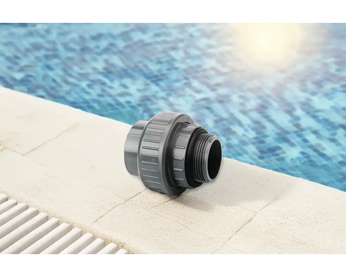 Grå poolskruvkoppling av plast på poolkanten