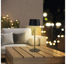 Dekorativ bordslampa på ett träbord utomhus