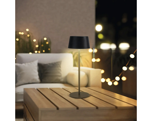 Dekorativ bordslampa på ett träbord utomhus