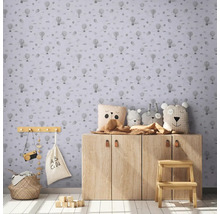 Barnrum med tapet med luftballongmönster, träskåp och leksaksdekoration