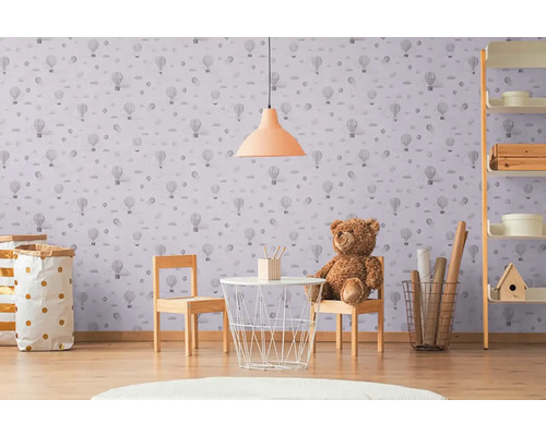 Barnrum med tapet med varmluftsballonger, barnmöbler och dekoration