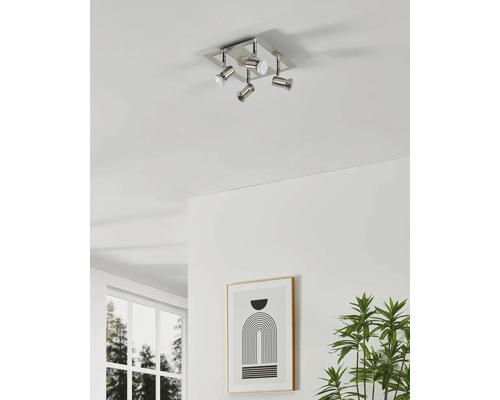 Taklampa med fyra spotlights i ett ljust rum