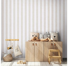 Barnrum med randig tapet, träbyrå och gosedjur