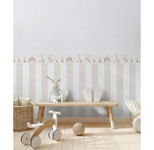 Barnrum med randig tapet och cirkusmotivbård, med träbänk, leksaker och dekoration