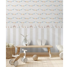 Barnrum med tapet med cirkustema, trägolv och leksaker