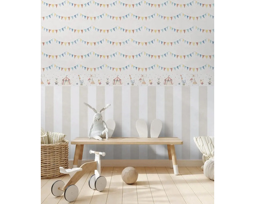 Barnrum med tapet med cirkustema, trägolv och leksaker