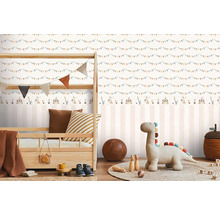 Barnrum med barnsäng och randig tapet med cirkustema