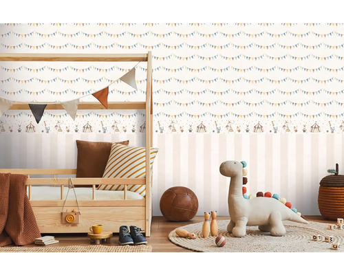 Barnrum med barnsäng och randig tapet med cirkustema