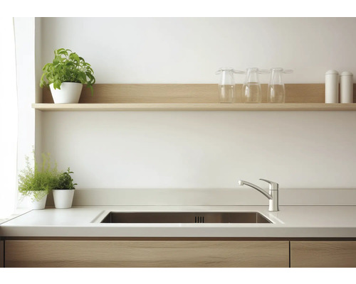 Ljust kök med diskho, armatur och trähylla