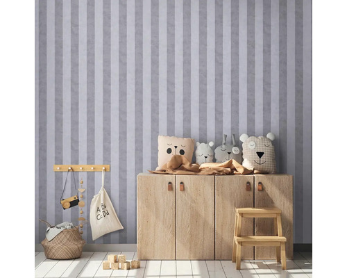 Barnrum med randig tapet, träbyrå och leksaker