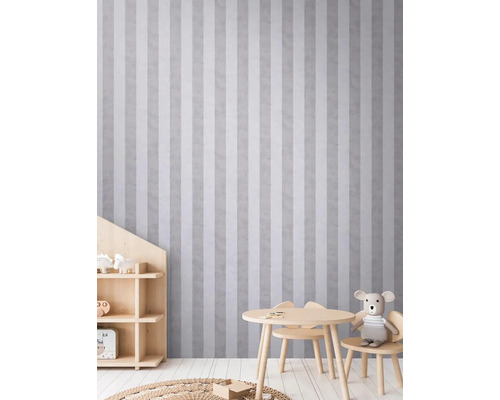 Barnrum med randig tapet, bord, stolar och hylla