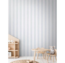 Barnrum med randig tapet, bord och stolar