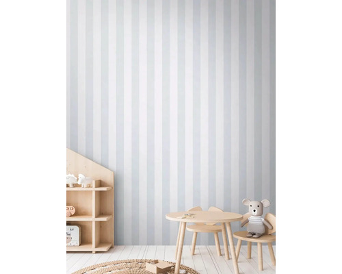 Barnrum med randig tapet, bord och stolar