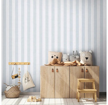 Barnrum med randig tapet, träskåp och dekorativa föremål