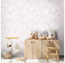 Barnrum med blommönstrad tapet, träbyrå och leksaksdekoration.
