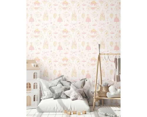 Flickrum med tapet med slott-, vagns- och klädmotiv, plus leksaker och ett dockhus