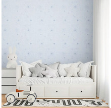 Barnrum med mönstrad tapet, dagsbädd, leksaksbil och matta