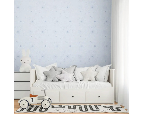 Barnrum med mönstrad tapet, dagsbädd, leksaksbil och matta