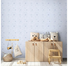 Barnrum med blå mönstrad tapet, träskåp, leksaker och dekorationer