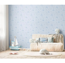 Dekorerat barnrum med tapet med delfinmönster, soffa, leksaker och trägolv.