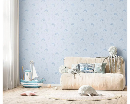 Dekorerat barnrum med tapet med delfinmönster, soffa, leksaker och trägolv.