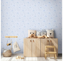 Barnrum med blå delfintapet, träbyrå och gosedjur.