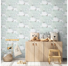 Barnrum med tapet med skogsdjursmönster, träbyrå och dekoration