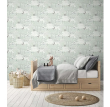 Barnrum med tapet med skogsdjursmönster, säng och korgar