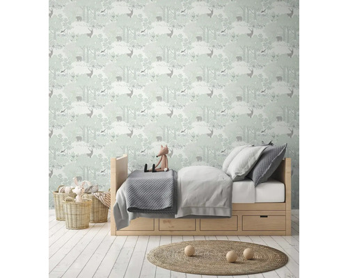 Barnrum med tapet med skogsdjursmönster, säng och korgar