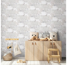 Barnrum med tapet med skogsmotiv, träskåp och dekorationer