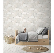 Barnrum med träsäng, leksaker och tapet med skogsdjursmotiv