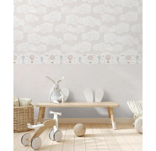 Barnrum med molntapet och leksaksdekorationer