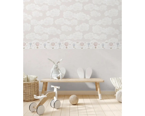 Barnrum med molntapet och leksaksdekorationer