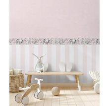 Dekorativt barnrum med randig tapet och bård med fågel- och blommotiv