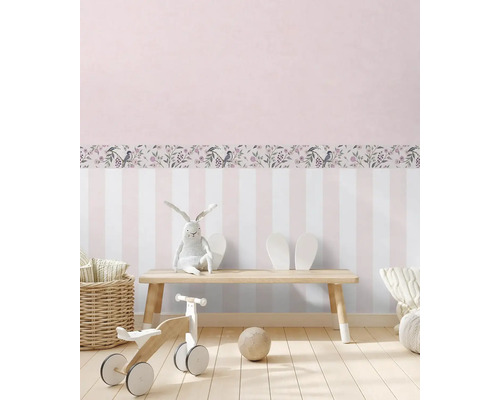 Dekorativt barnrum med randig tapet och bård med fågel- och blommotiv