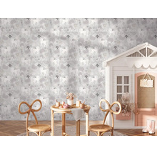 Barnrum med mönstrad tapet, lekhus och sittgrupp