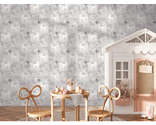 Barnrum med mönstrad tapet, lekhus och sittgrupp