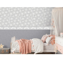 Barnrum med säng, sängbord och tapet med rosmotiv och enhörningsbård