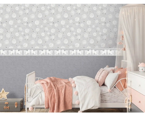 Barnrum med säng, sängbord och tapet med rosmotiv och enhörningsbård