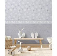 Barnrum med tapet, leksaker och trägolv