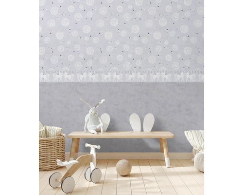 Barnrum med tapet, leksaker och trägolv