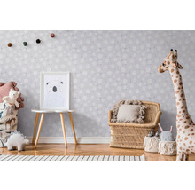 Barnrum med tapet, rottingfåtölj och leksaker