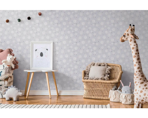 Barnrum med tapet, rottingfåtölj och leksaker